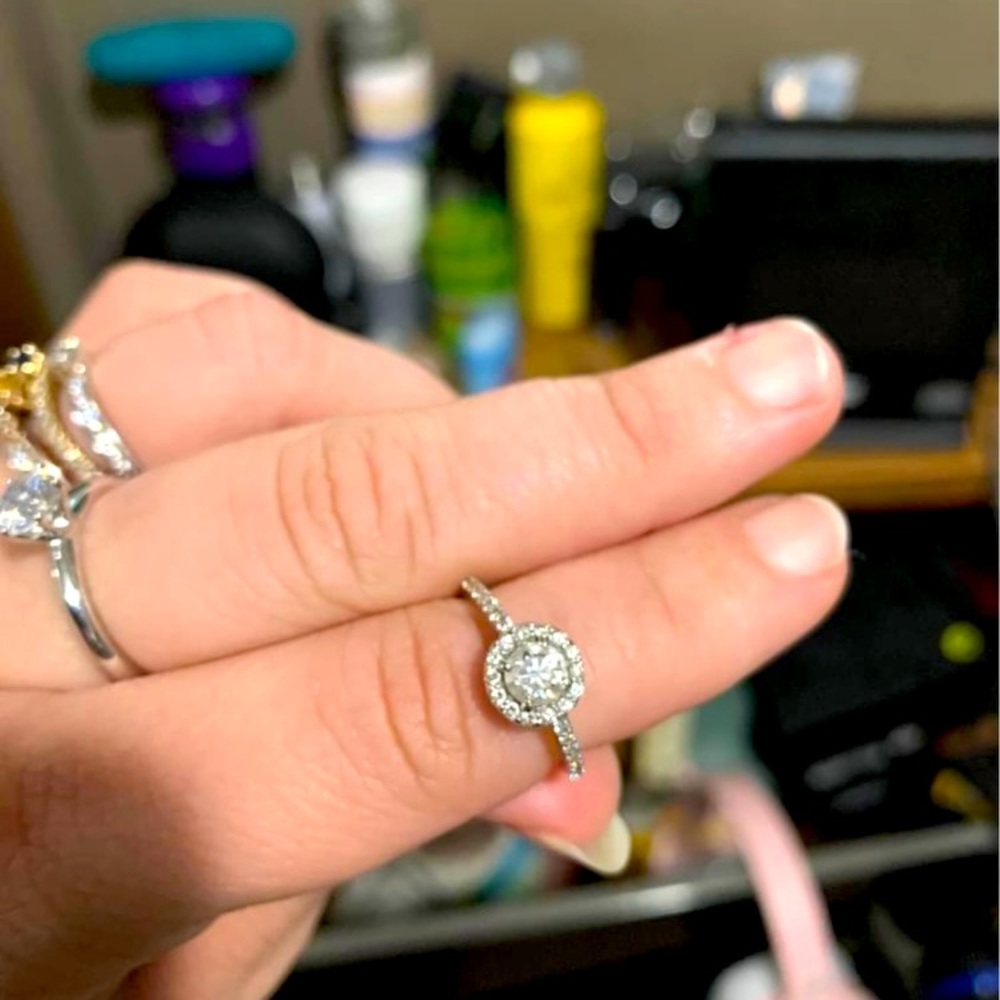 Kays Engagement ring Size 5.5
3/4 k diamond center diamond
14 k white gold